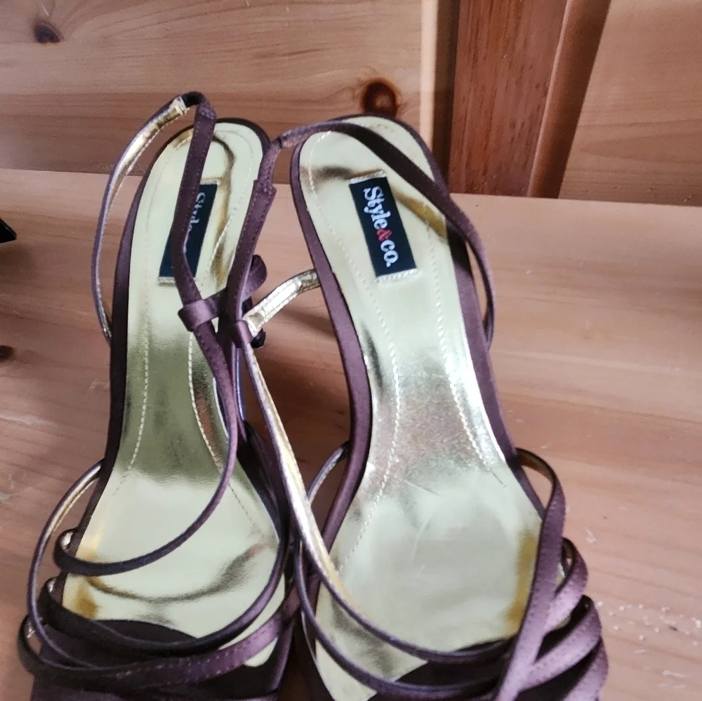 STYLE AND COMPANY BROWN SLING BACK SANDAL